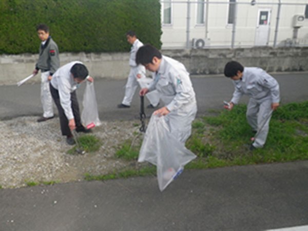 事業所周辺の清掃活動の様子4